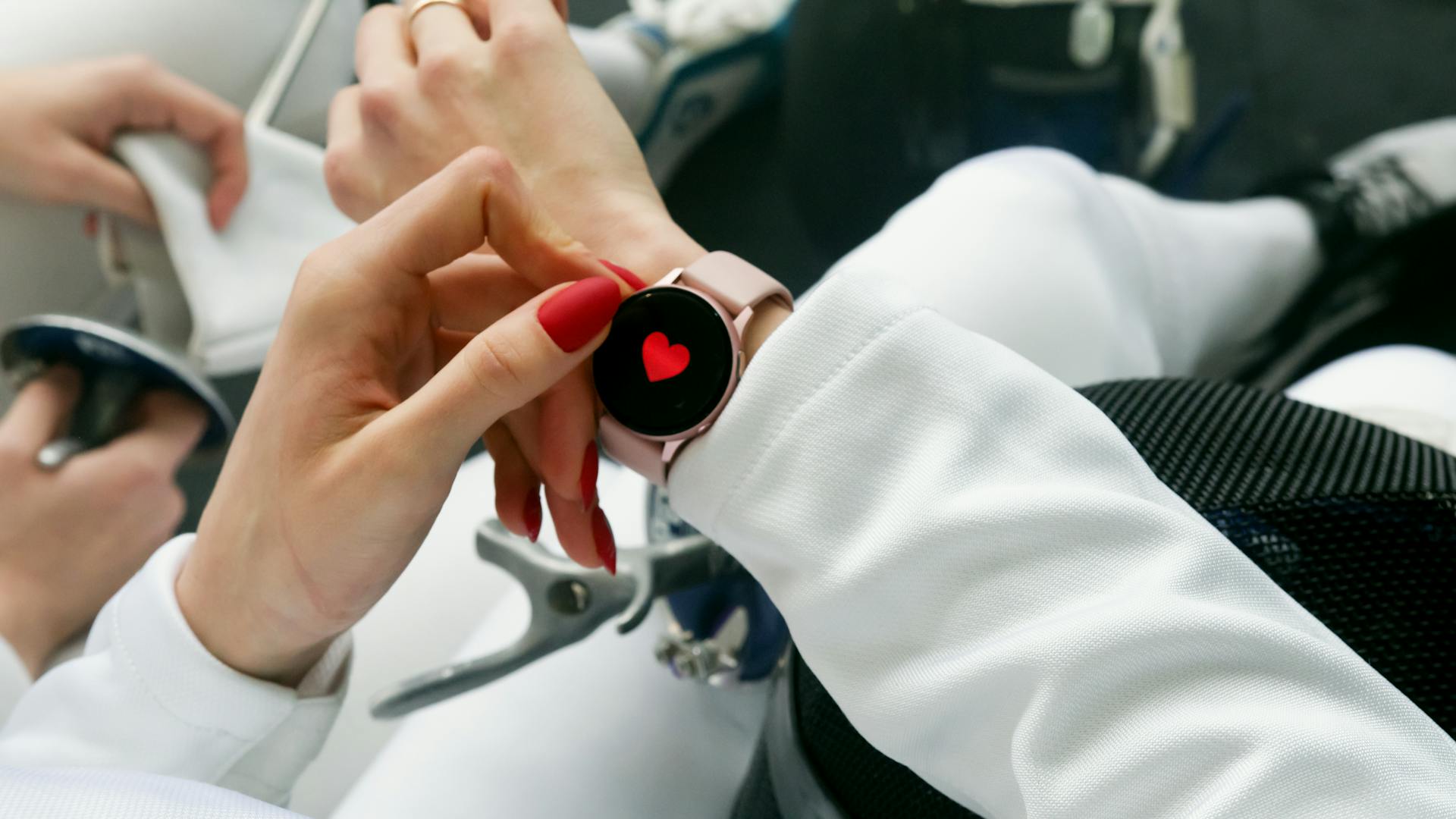 Descubre cómo las estrategias comerciales reales, el valor funcional y la transparencia de marca pueden guiarte hacia una compra inteligente en el mundo de los wearables
