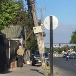 Insólito: vecinos sostienen un poste a punto de caer con un fierro desde su propia casa 1 poste fierro vecino
