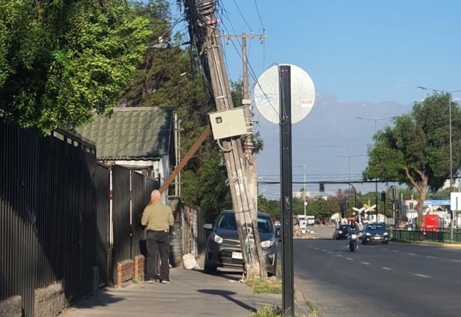 Insólito: vecinos sostienen un poste a punto de caer con un fierro desde su propia casa 2 Insólito: vecinos sostienen un poste a punto de caer con un fierro desde su propia casa