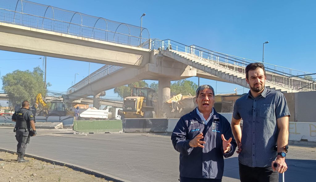 "No perder el componente humanitario": Vodanovic y Delegado Durán encabezan pacífico desalojo del campamento El Trébol 1 Tomas Vodanovic junto a Gonzalo Durán, Delegado Presidencial durante el desalojo del campamento el trébol