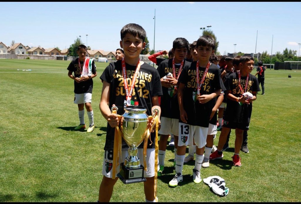 Palestino sub 12 campeón con tres maipucinos
