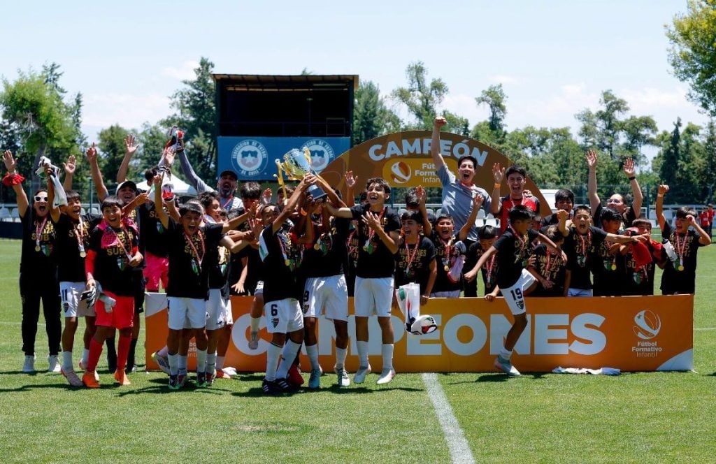 Palestino sub 12 campeón con tres maipucinos