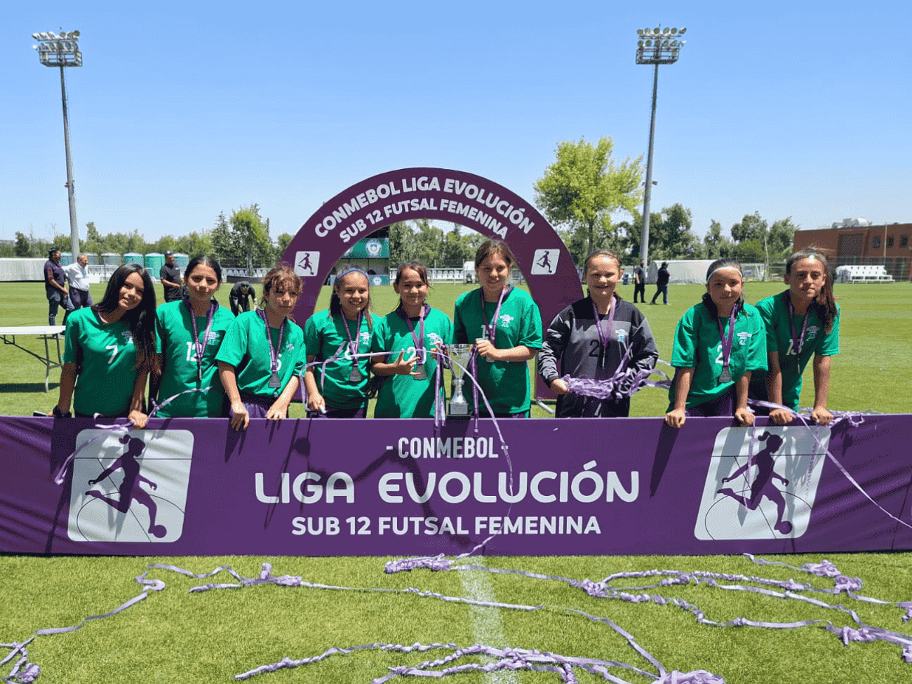 Equipo sub-12 de futsal femenino del colegio Terraustral Oeste se sube al podio de la Conmebol Liga Evolución 8 Equipo sub-12 de futsal femenino del colegio Terraustral Oeste se sube al podio de la Conmebol Liga Evolución