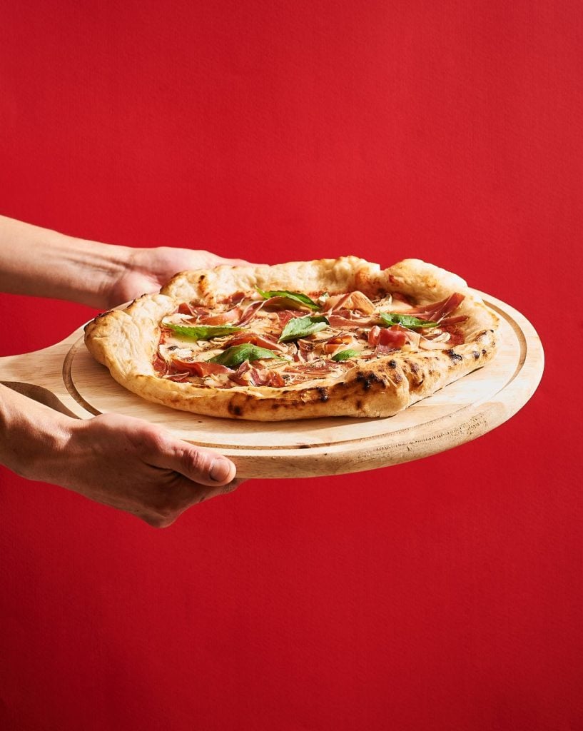 Tu suscripción se paga sola: La Voz de Maipú estrena masiva red de descuentos en bares, restaurantes y cafeterías de especialidad 4 Geométrica Pizzas