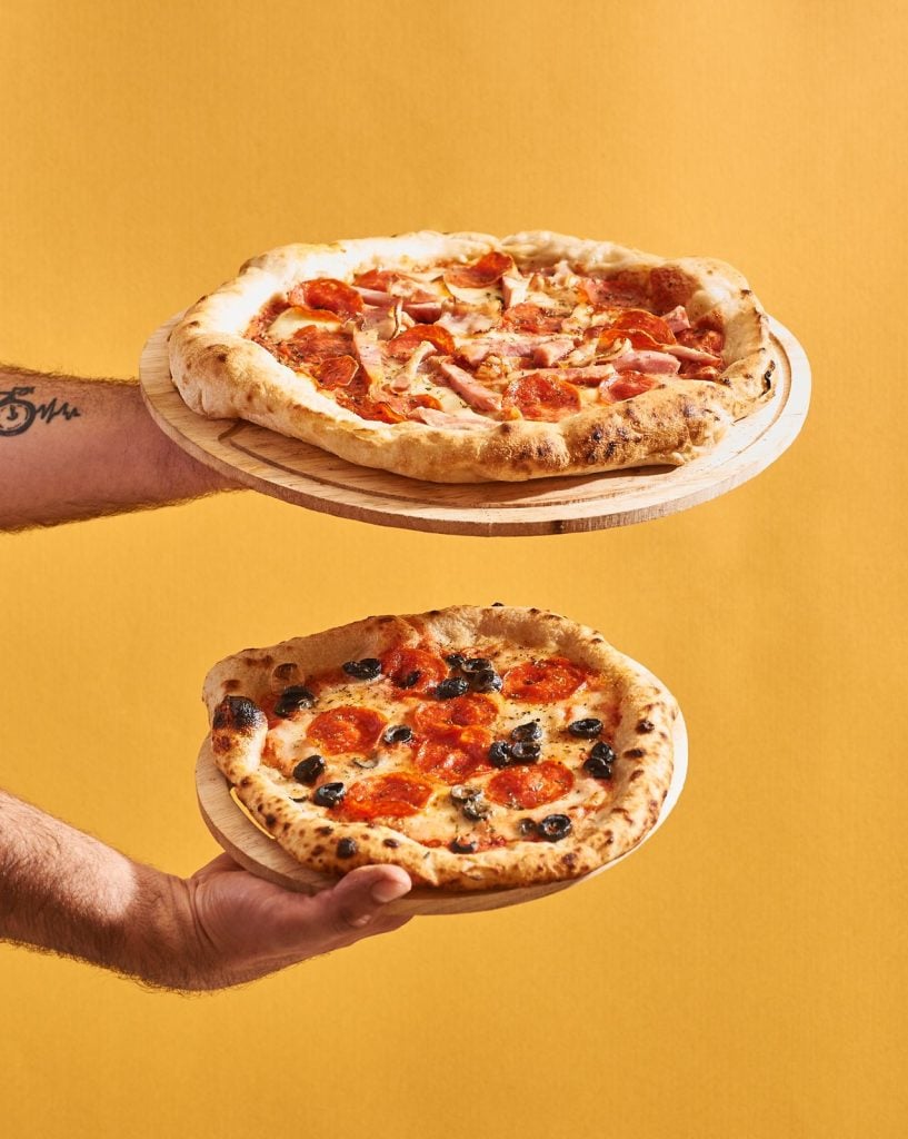 Tu suscripción se paga sola: La Voz de Maipú estrena masiva red de descuentos en bares, restaurantes y cafeterías de especialidad 5 Geométrica Pizzas