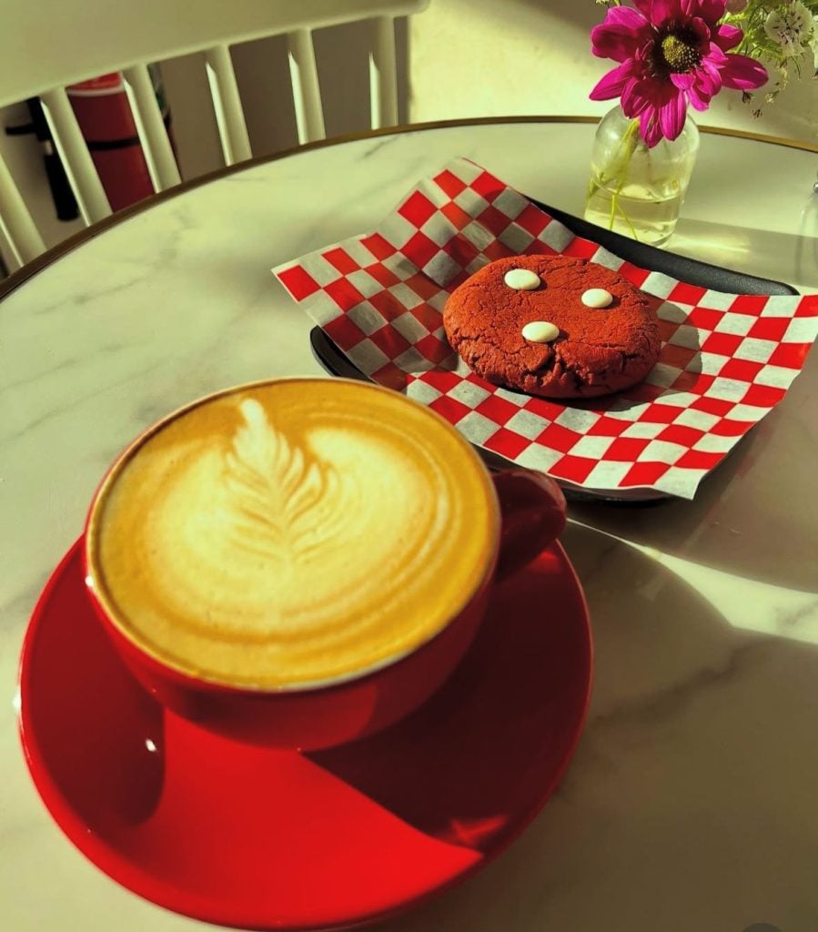 Tu suscripción se paga sola: La Voz de Maipú estrena masiva red de descuentos en bares, restaurantes y cafeterías de especialidad 24 Grinder Coffee