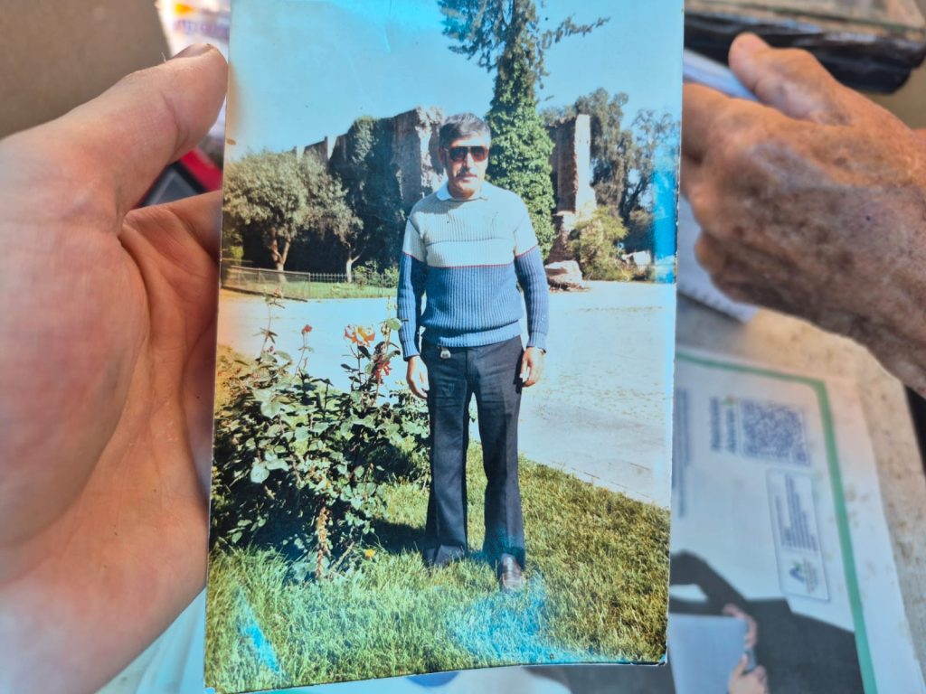 Fernando grandon en las afueras del templo