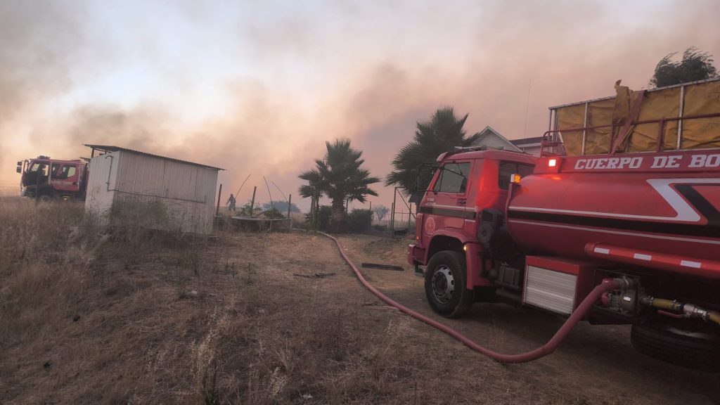 Despliegue de Bomberos de Maipú en incendio forestal de San Pedro de Melipilla: más de 20 voluntarios y carros aljibe 2 cuerpo de bomberos de maipú en incendio forestal