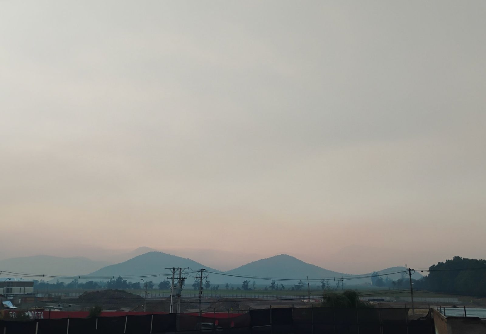 Humo de incendios forestales llega a Maipú: vecinos reportan presencia desde la tarde de este lunes