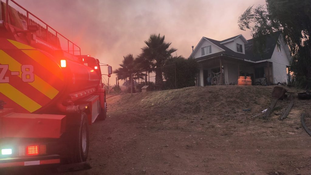 Despliegue de Bomberos de Maipú en incendio forestal de San Pedro de Melipilla: más de 20 voluntarios y carros aljibe 3 cuerpo de bomberos de maipú en incendio forestal