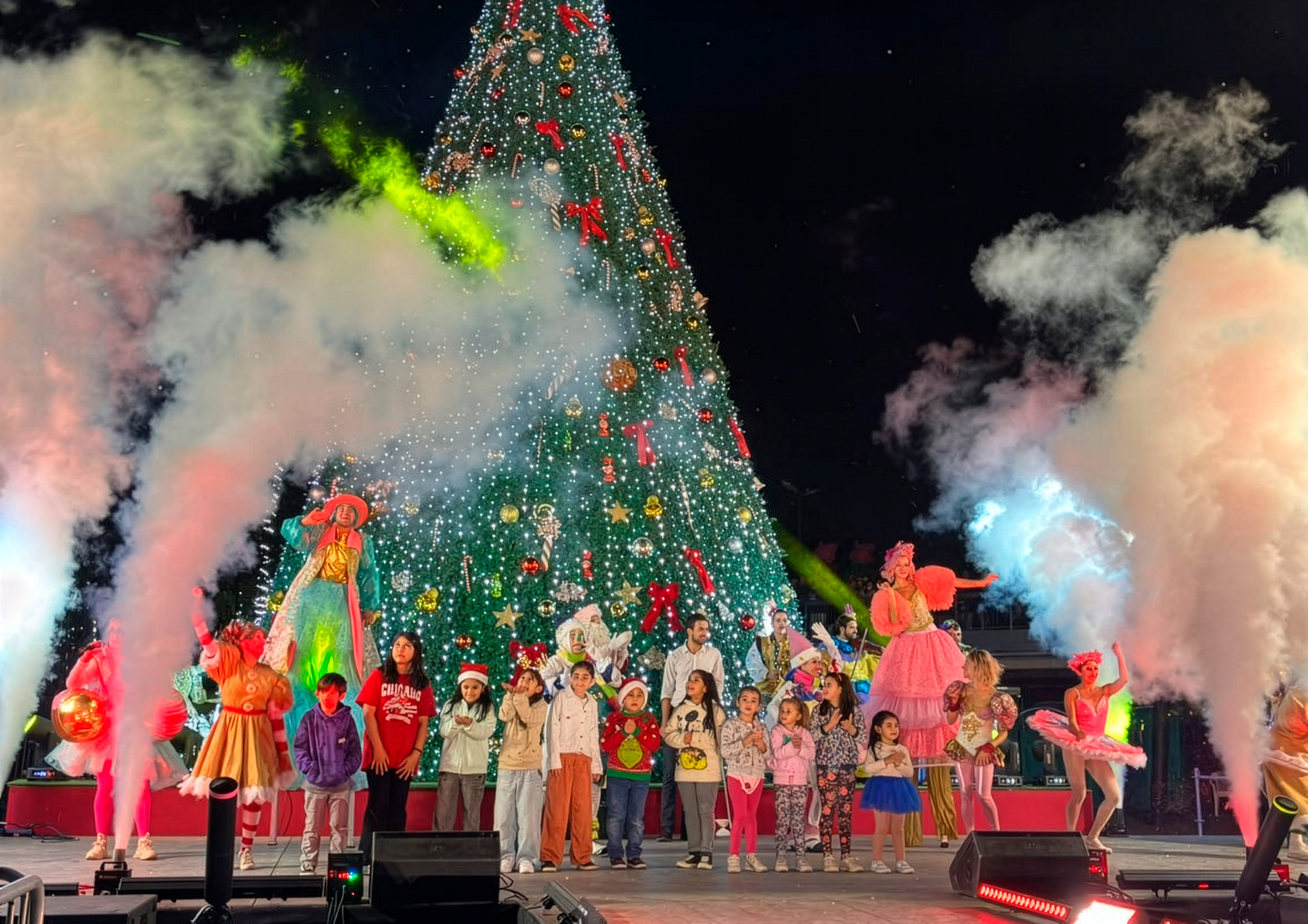 Multitudinario encendido del árbol de Navidad ilumina la Plaza de Maipú e inicia las celebraciones de fin de año 6 Multitudinario encendido del árbol de Navidad ilumina la Plaza de Maipú e inicia las celebraciones de fin de año
