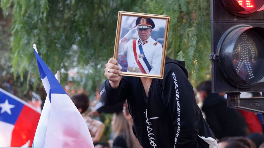 Columna Los Vamos a Tirar al Mar. Los partidarios de Kast celebraron con imágenes de Pinochet