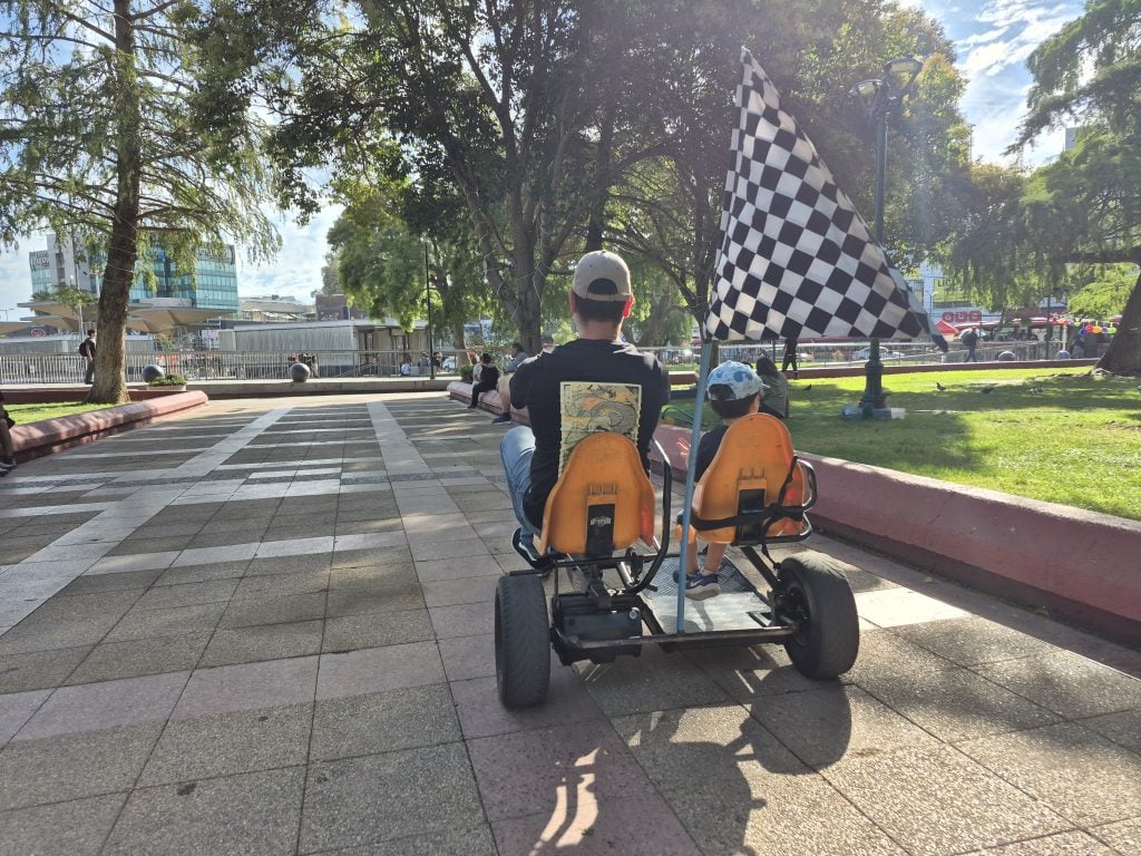 "El tío rojo" de los autitos: 26 años entregando diversión en Plaza Maipú 4 20260112 181347