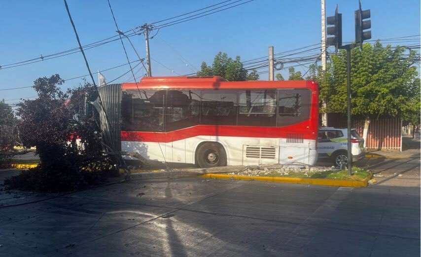 Choque de bus Red mantiene cortado el tránsito en Avenida Cuatro Poniente por más de 6 horas 3 Choque bus Red