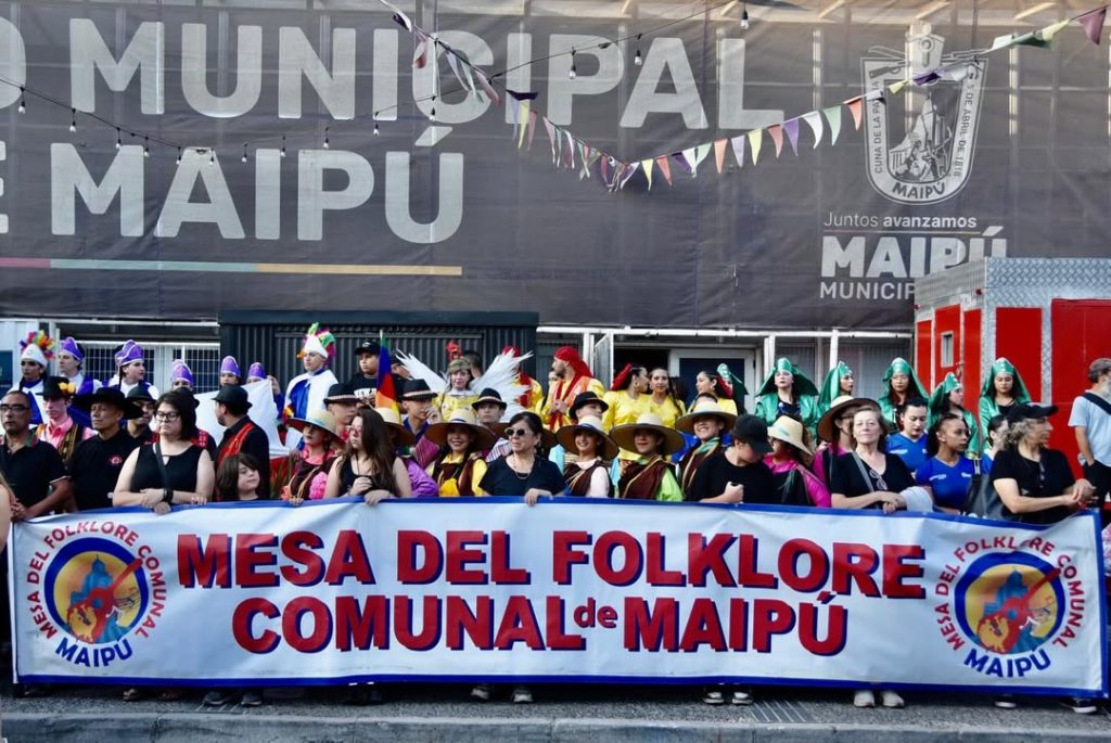 Maipú celebró con un masivo y colorido pasacalle el inicio de una nueva versión del Festival Folklórico José Luis Hernández 9 pasacalle festival folklorico