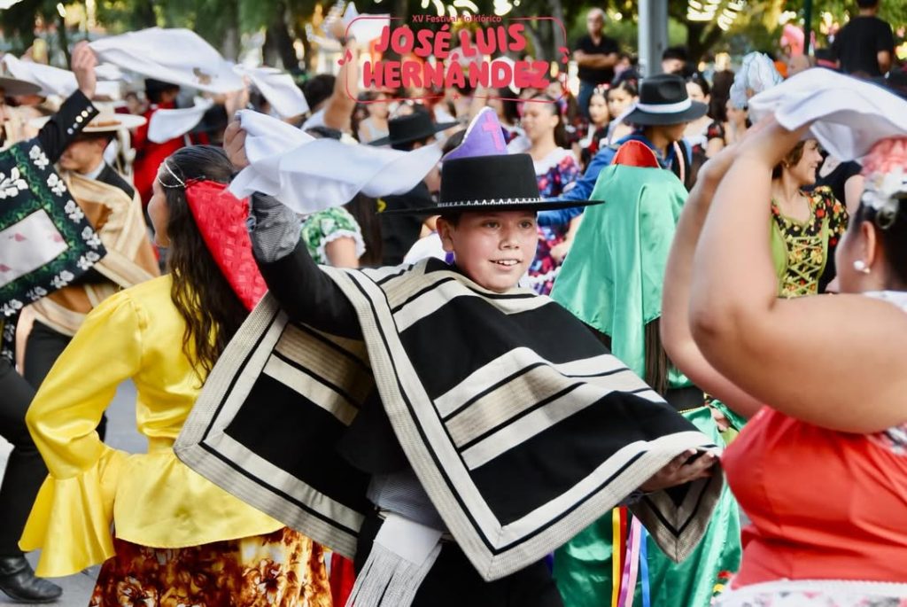 Maipú celebró con un masivo y colorido pasacalle el inicio de una nueva versión del Festival Folklórico José Luis Hernández 8 pasacalle festival folklorico