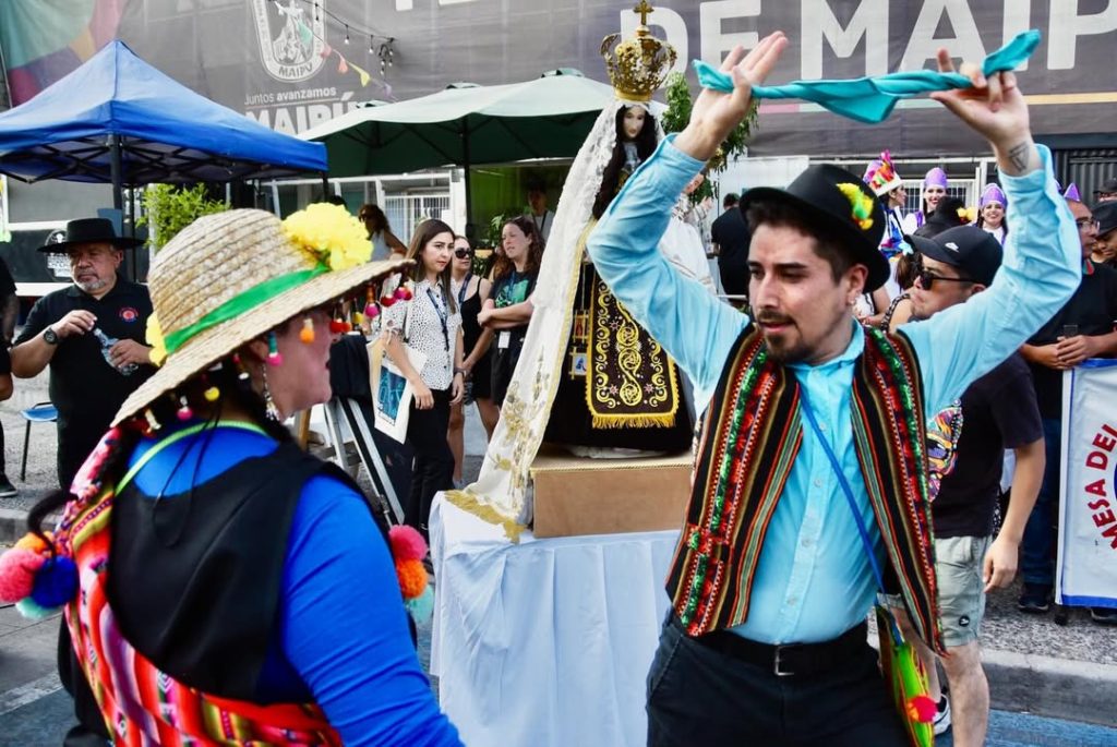 Maipú celebró con un masivo y colorido pasacalle el inicio de una nueva versión del Festival Folklórico José Luis Hernández 3 pasacalle festival folklorico