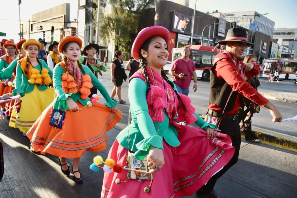Maipú celebró con un masivo y colorido pasacalle el inicio de una nueva versión del Festival Folklórico José Luis Hernández 4 pasacalle festival folklorico