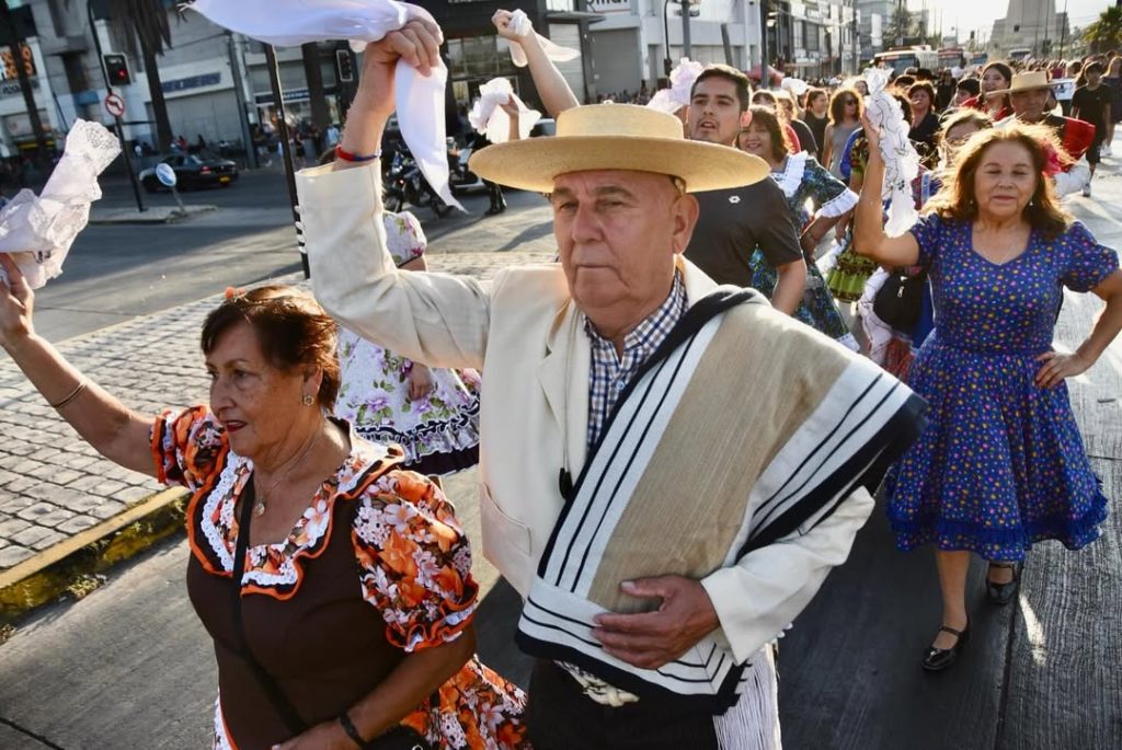 Maipú celebró con un masivo y colorido pasacalle el inicio de una nueva versión del Festival Folklórico José Luis Hernández 7 pasacalle festival folklorico