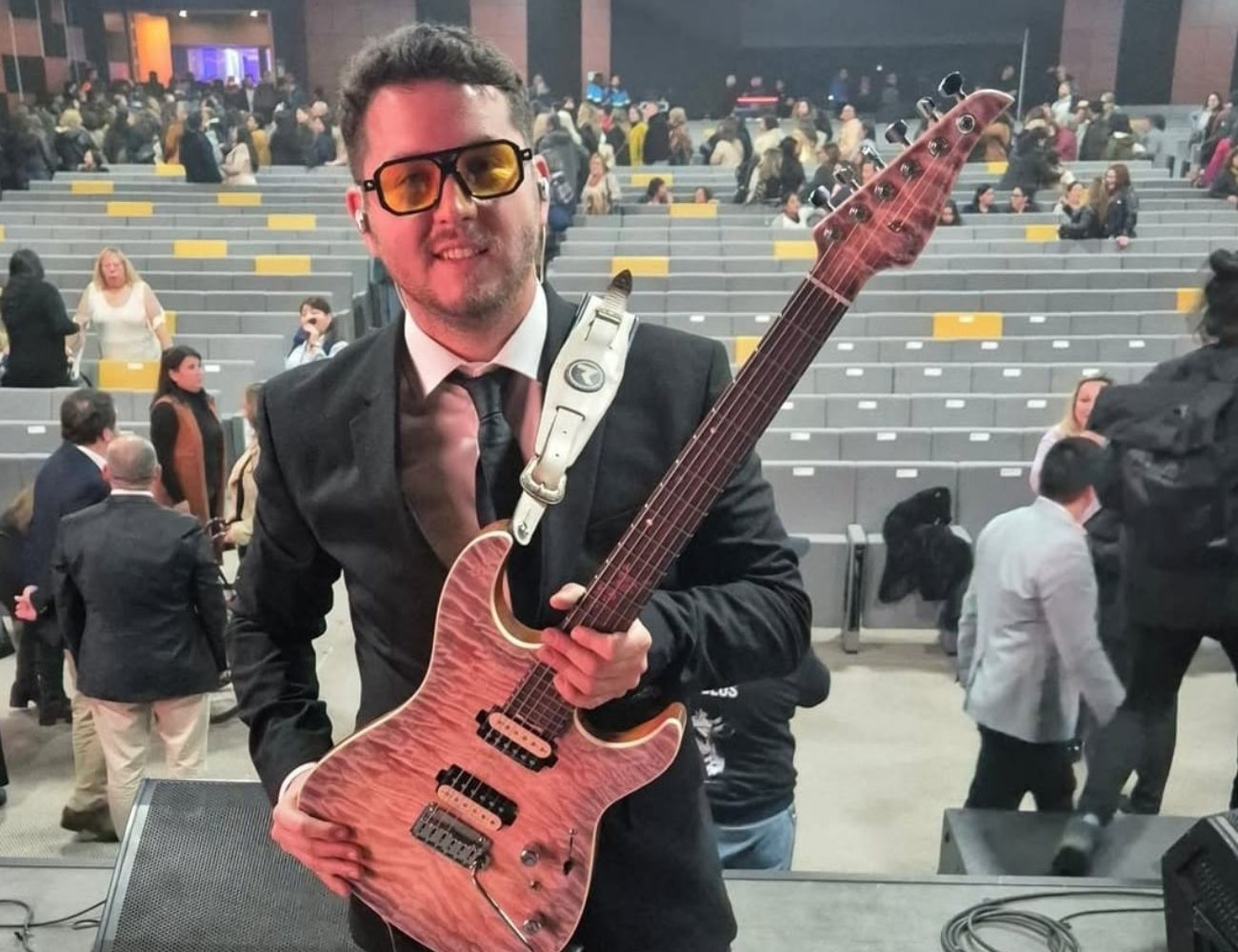 Comenzó a los 13 años y hoy pisa grandes escenarios: la historia del guitarrista maipucino Diego Vega 2 Comenzó a los 13 años y hoy pisa grandes escenarios: la historia del guitarrista maipucino Diego Vega