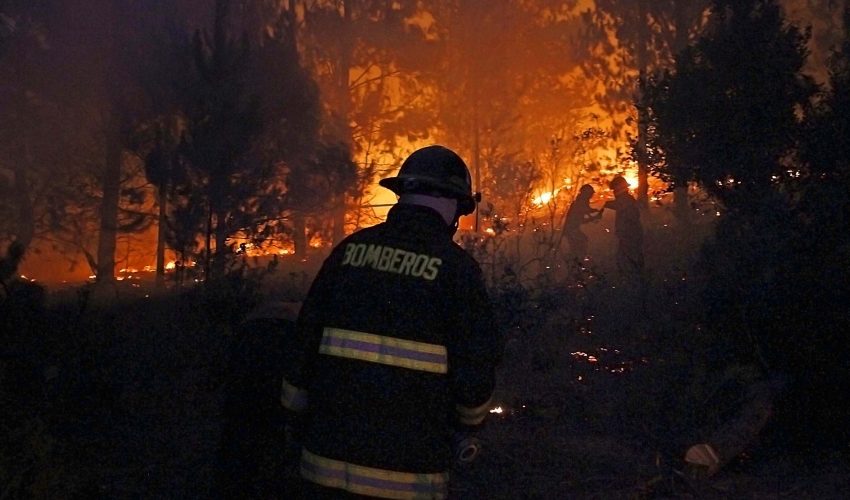 Claudio Salinas, Comandante Cuerpo Bomberos Maipú: "Es importante el apoyo de nuestra comuna al unirse a la Fuerza de Tarea Metropolitana" 3 Bomberos combatiendo incendios forestales