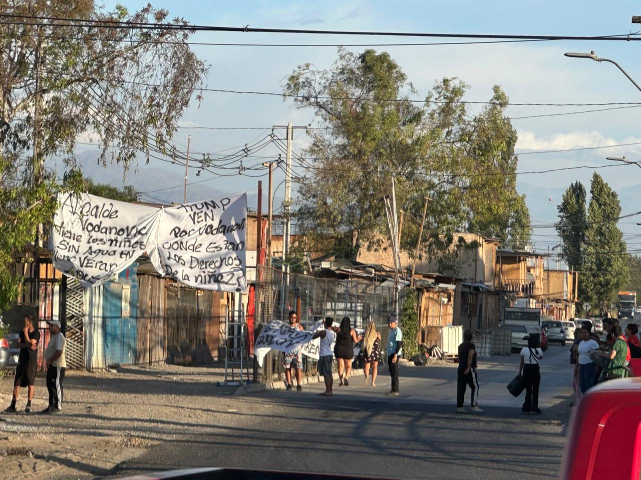 Protesta en Campamento Santa Marta: habitantes reclaman por agua en el marco de reuniones por inminente desalojo