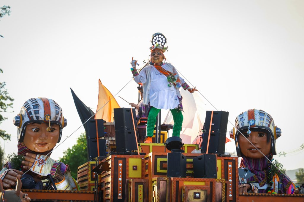 Teatro a Mil llenó las calles: Maipú ayudó a viajeros en el tiempo a despertar al gigante dormido de Tarapacá 7 WhatsApp Image 2026 01 18 at 12.04.38 PM