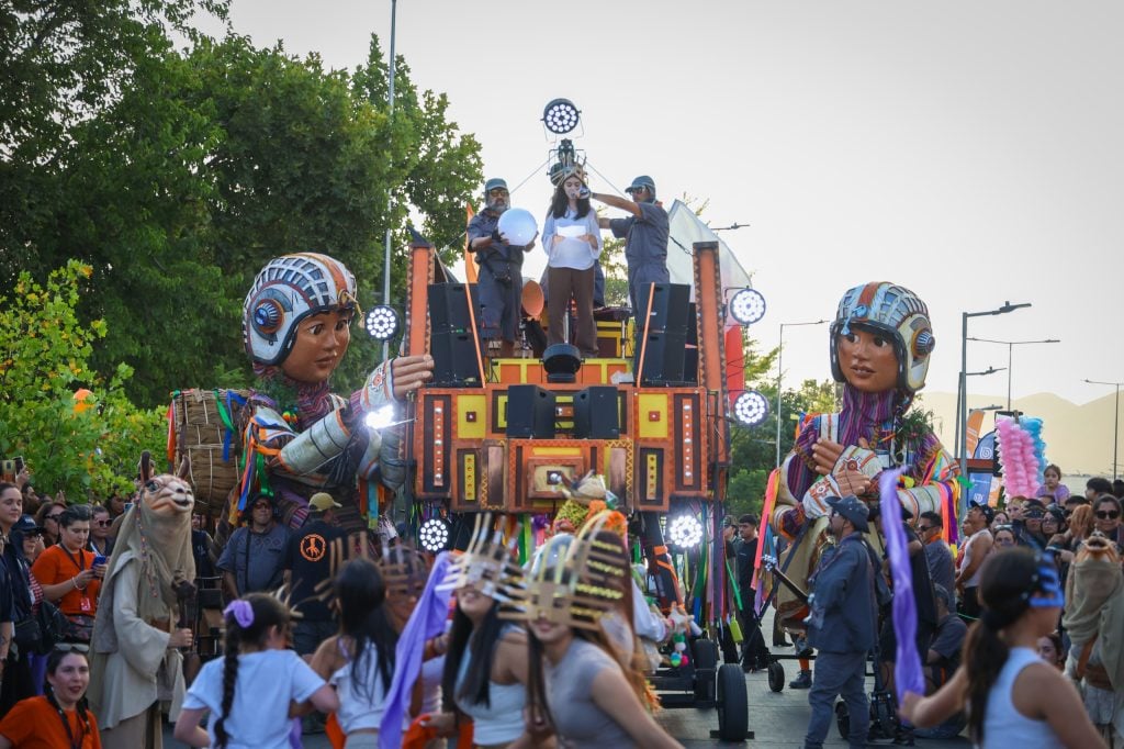 Teatro a Mil llenó las calles: Maipú ayudó a viajeros en el tiempo a despertar al gigante dormido de Tarapacá 4 WhatsApp Image 2026 01 18 at 12.04.38 PM 3