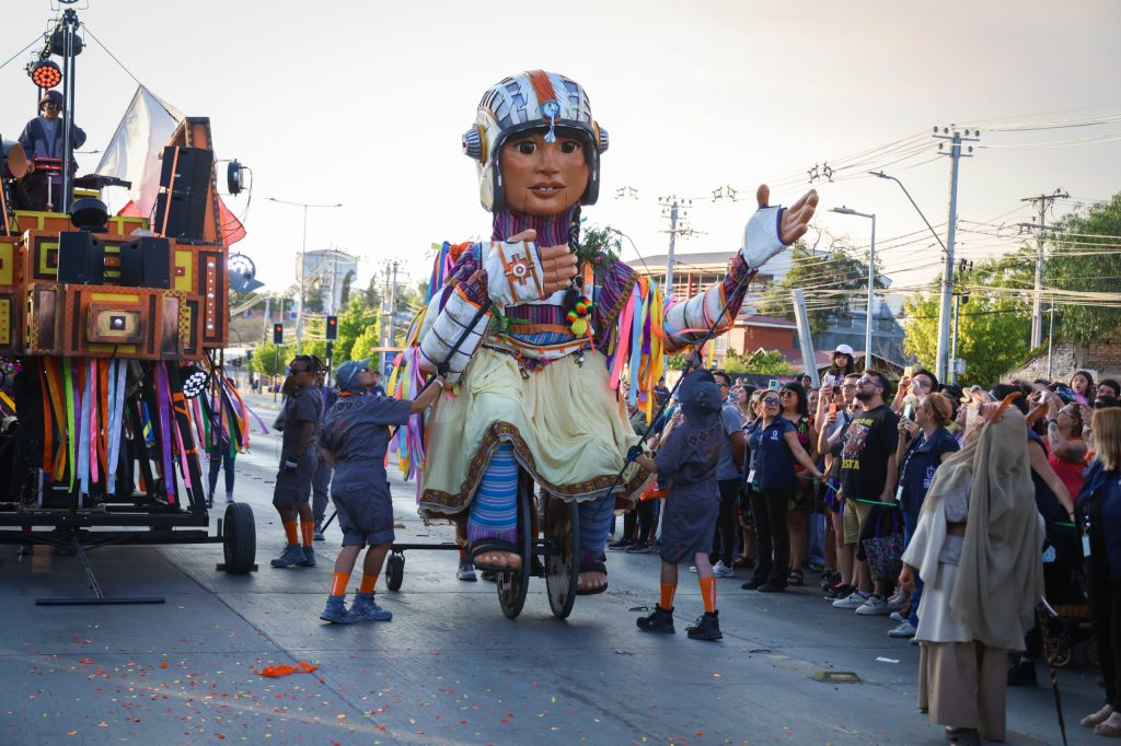 Teatro a Mil llenó las calles: Maipú ayudó a viajeros en el tiempo a despertar al gigante dormido de Tarapacá 2 WhatsApp Image 2026 01 18 at 12.04.38 PM 5