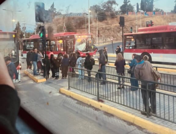 Choque deja al menos 11 lesionados: bus interurbano no habría respetado luz roja al doblar 2 choque de buses