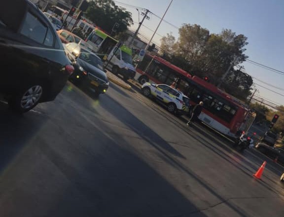 Choque deja al menos 11 lesionados: bus interurbano no habría respetado luz roja al doblar 3 choque de buses