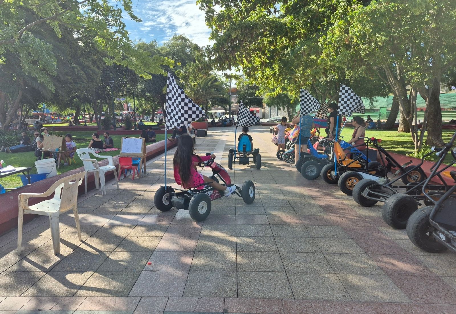 "El tío rojo" de los autitos: 26 años entregando diversión en Plaza Maipú 5 «El tío rojo» de los autitos: 26 años entregando diversión en Plaza Maipú