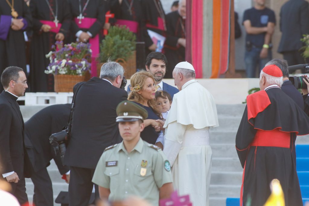A 8 años del Papa Francisco en Maipú: Crónica de una tarde histórica 3 Papa Francisco con Cathy Barriga