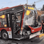 Choque deja al menos 11 lesionados: bus interurbano no habría respetado luz roja al doblar 1 choque de buses