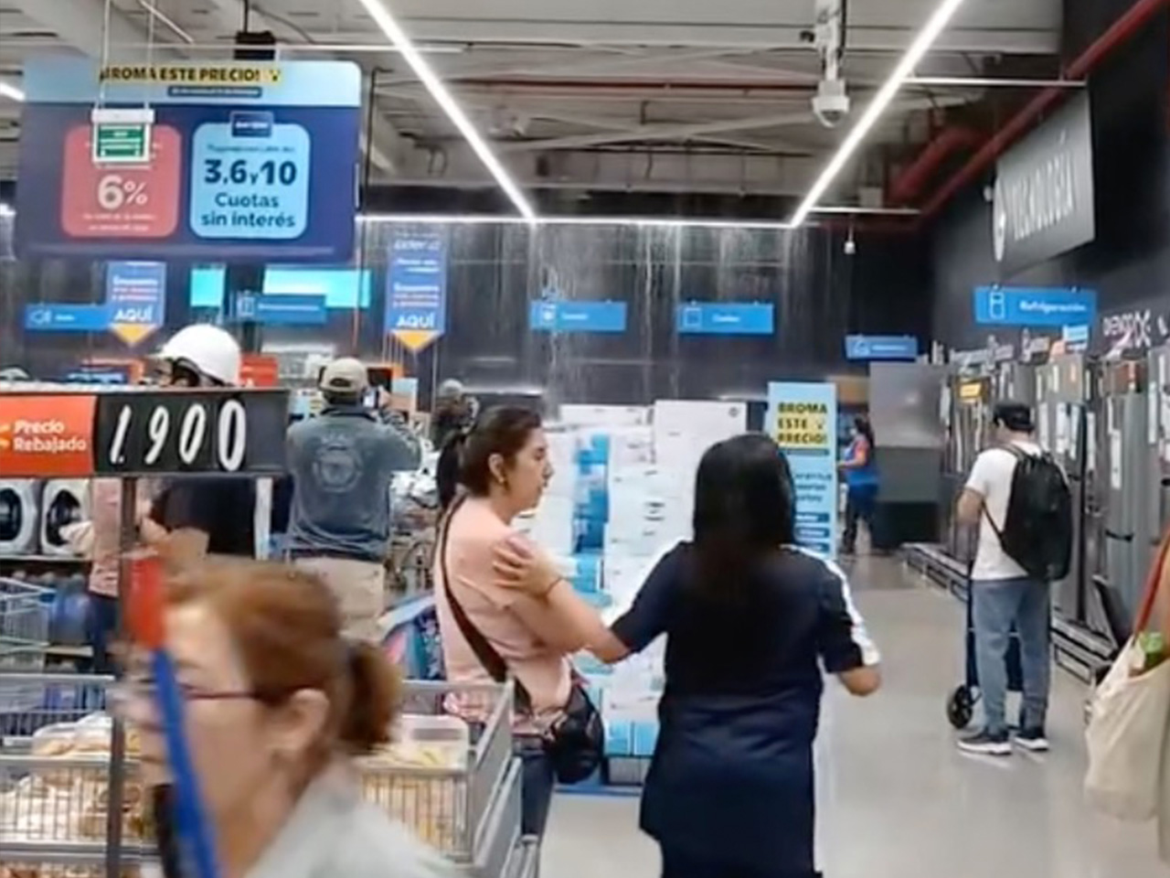 [VIDEOS] Lluvias inundan supermercados Líder y Santa Isabel en Maipú: Agua cae "como cascada" desde los techos