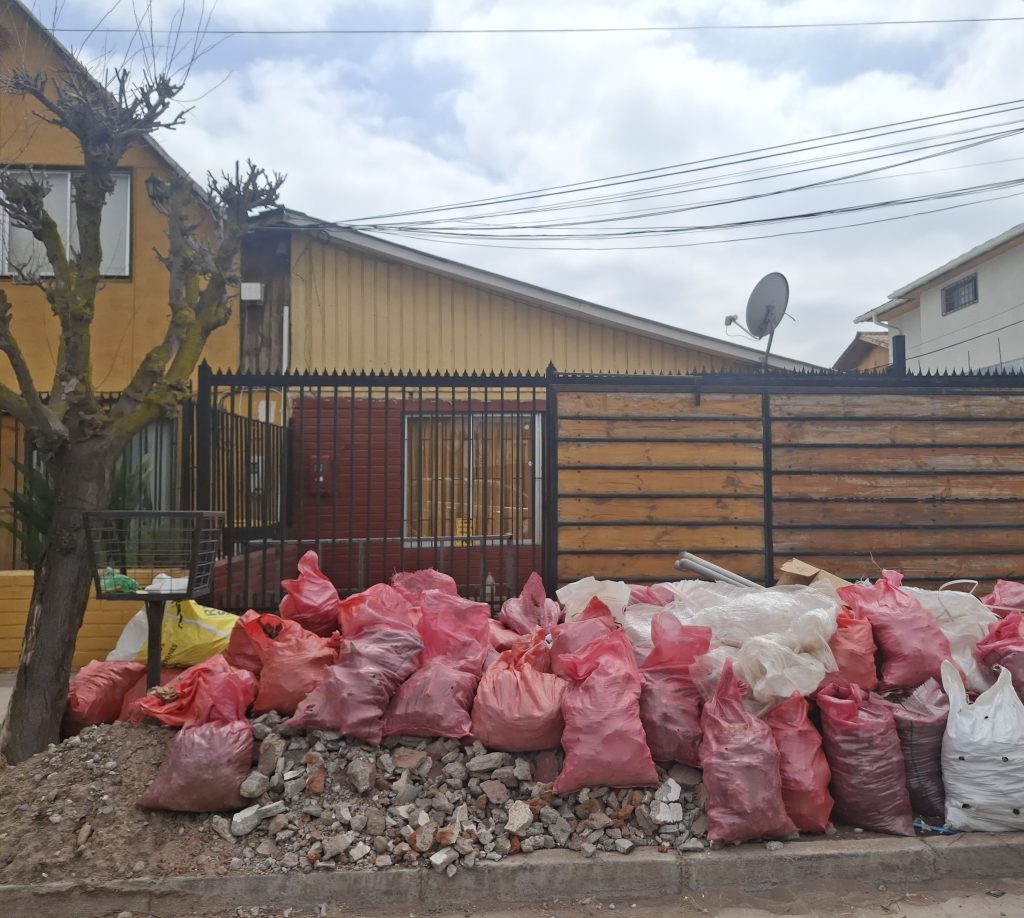 Escombros de casas afectadas por tormenta en Maipú.