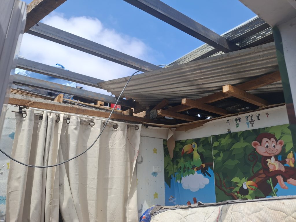 Una de las habitaciones de los niños completamente destruida.