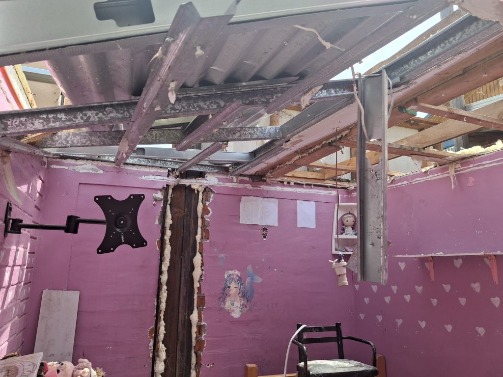 Así quedó la pieza de las hijas de la familia en Villa Los Héroes de Maipú.