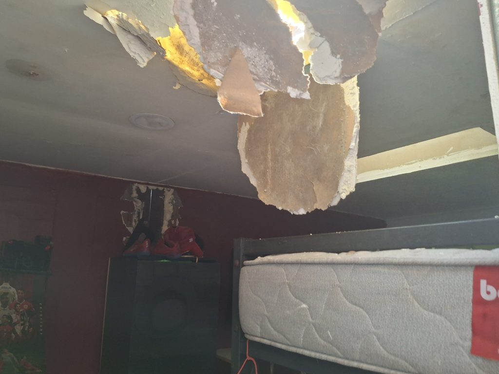 Una de las habitaciones donde el cielo cedió por completo.