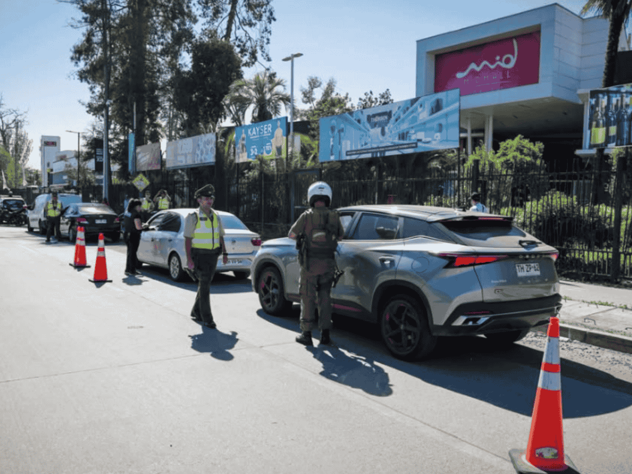 Dos detenidos dejó fiscalización vehicular en Camino a Melipilla y Ciudad Satélite: más de 30 autos y motos retirados de circulación