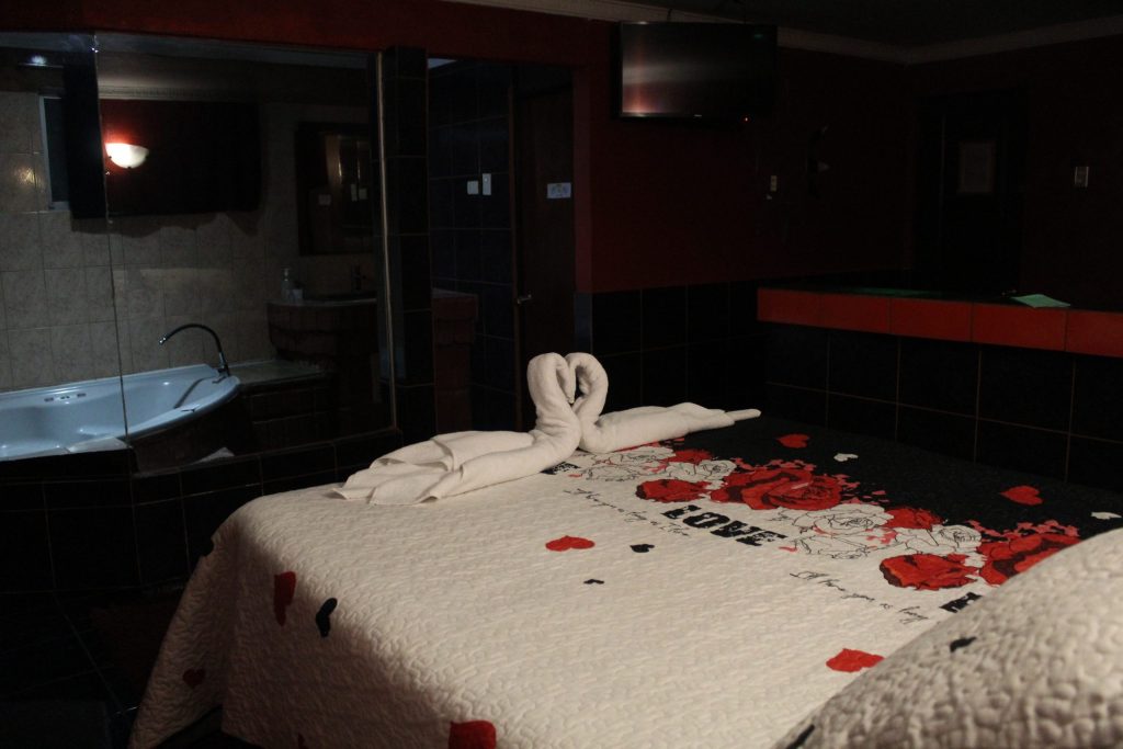 Jacuzzis, caños y sex shop a la habitación: Los moteles de Maipú y alrededores que planean encender este San Valentín 4 IMG 2245 scaled 1