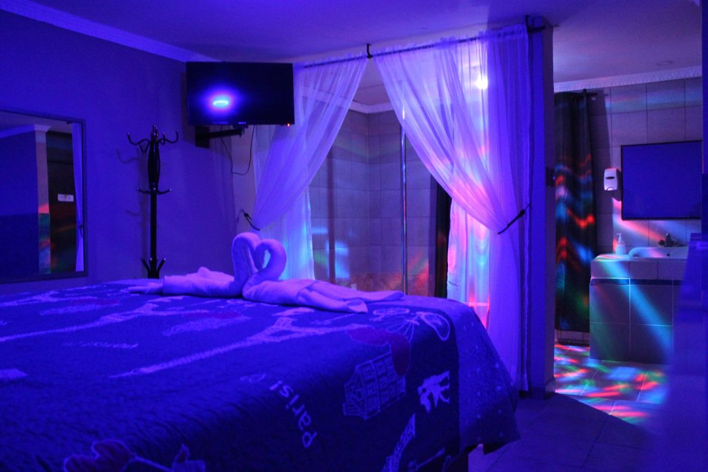 Jacuzzis, caños y sex shop a la habitación: Los moteles de Maipú y alrededores que planean encender este San Valentín 3 IMG 2302 scaled 1