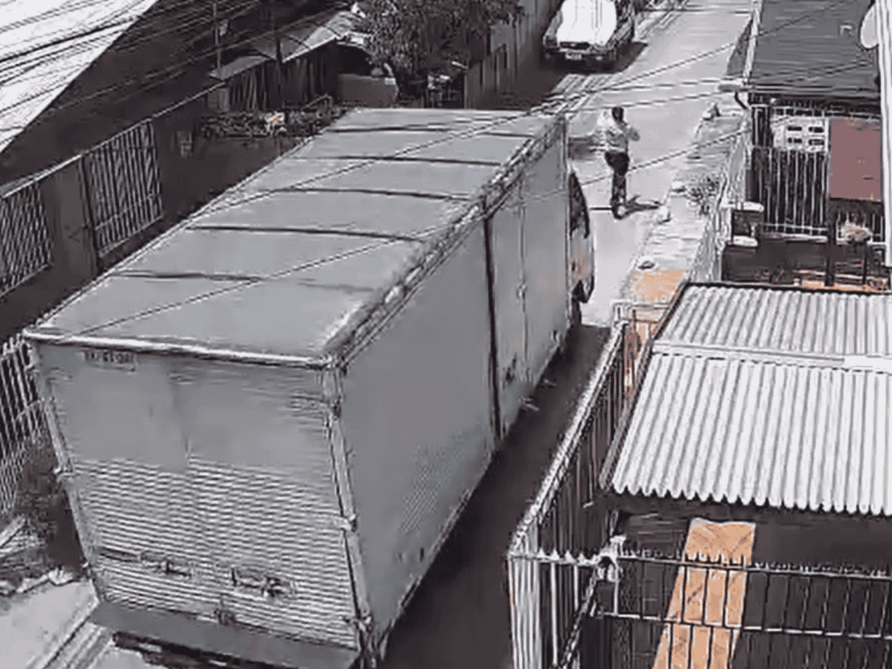 [VIDEO] Hombre es atropellado por camión recién robado a su hermano