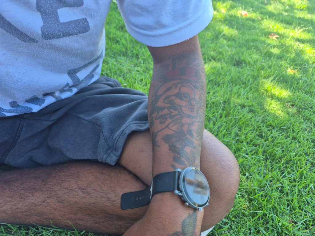 Leonardo, quien vivía en el Campamento Santa Marta es tatuador
