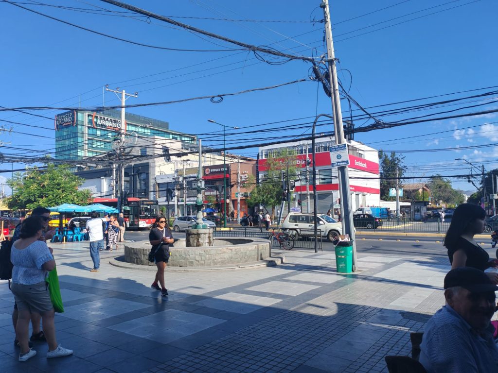 Se investigan las causas: una persona fallecida fue hallada a un costado de la pileta en Plaza de Maipú 2 cuerpo hallado en pileta plaza de Maipú