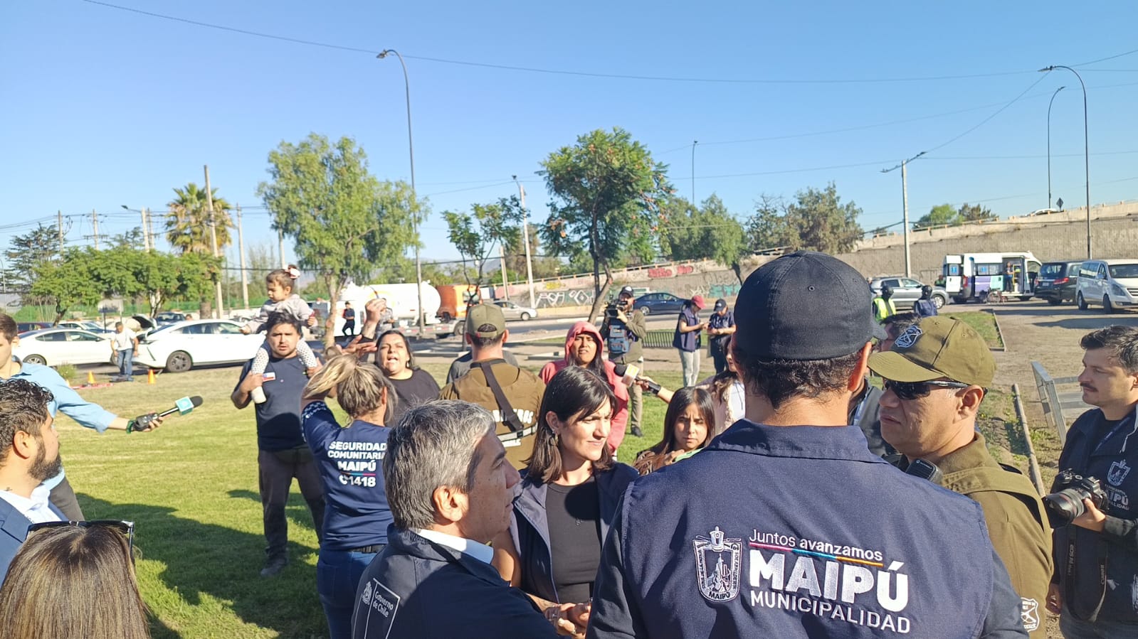 Revisa los videos del tenso cruce entre residentes del campamento Santa Marta y el alcalde Vodanovic en medio del desalojo