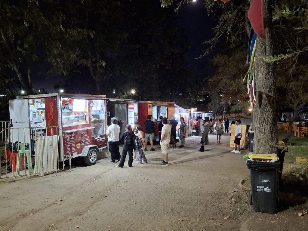 Cine bajo las estrellas en Maipú contó con food trucks 