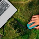El barrio chileno le pone acento a la tecnología 1 Mano usando mouse sobre paisaje