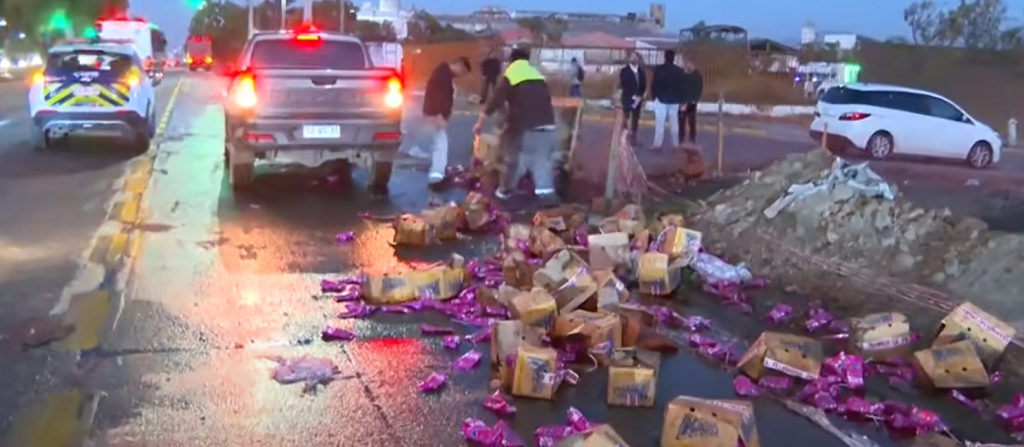 Camión de bebidas volcó en Camino a Melipilla