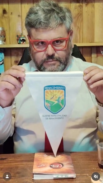 Leonardo Mallea interpretando al alcalde de la Muni de Renacimiento